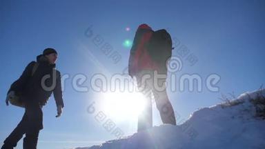 团队合作获奖者游客冬季雪商务旅行在山顶<strong>相遇</strong>。 两个背包徒步旅行的人<strong>相遇</strong>